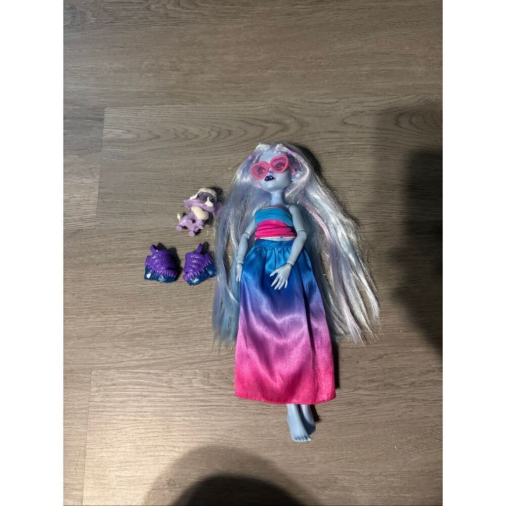 Monster High G3 Abbey Bominable Doll with Pet Mammoth, Sunglasses & Accessories